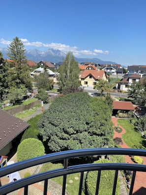 Property grounds - With a view of the mountains, cool central location, very easily accessible national parks (Poprad)