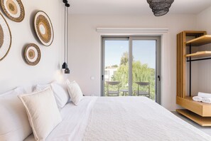 Deluxe Room | Minibar, in-room safe, blackout curtains, soundproofing