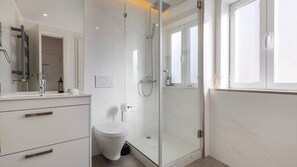 Sèche-cheveux, serviettes fournies