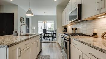 Condo, Multiple Beds, Kitchen | Private kitchen | Fridge, microwave, oven, stovetop