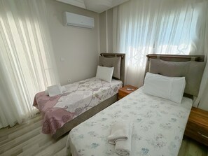 4 bedrooms, desk, iron/ironing board, free WiFi
