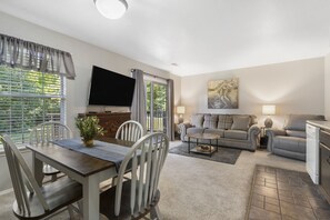 Leilighet, 1 queensize-seng med sovesofa, balkong | Oppholdsrom | En 40-tommers TV med kabel-kanaler samt peis