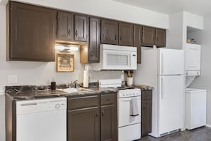 Condo, 1 cama Queen size y sofá cama, balcón | Cocina privada | Refrigerador, microondas, horno y parrilla de estufa