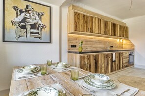 Queen Apartment | 高級寢具、記憶床墊、免費無線上網、床單