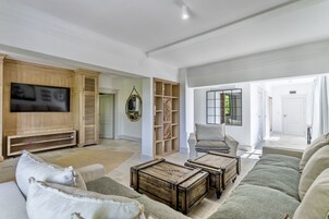 Queen Apartment | Premium bedding, memory foam beds, free WiFi, bed sheets