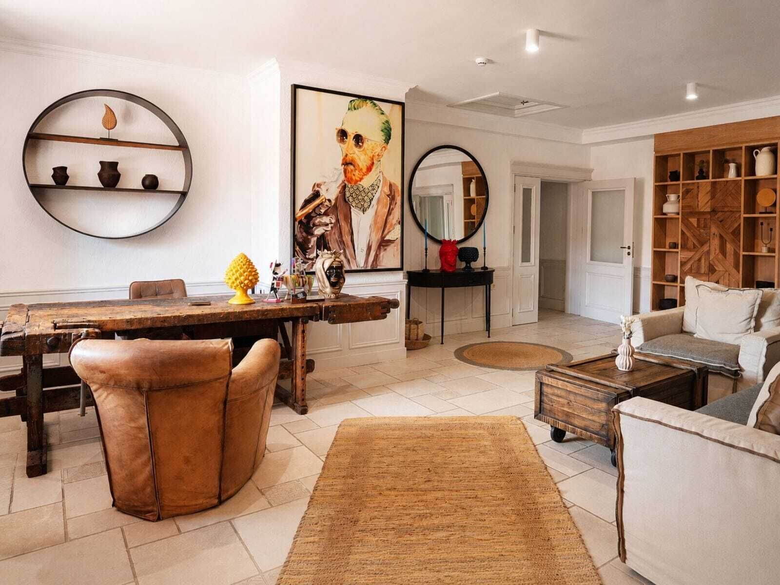 Un salon comprenant un coin repas, un canapé, une table basse et un tapis.