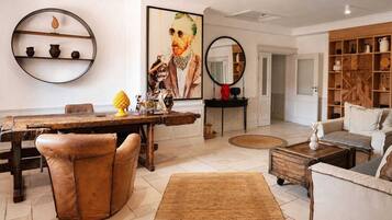 Un salon comprenant un coin repas, un canapé, une table basse et un tapis.
