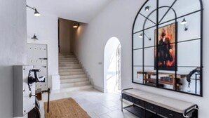Ein modernes Interieur mit einer Treppe, einer Bank und einem Wandbild.