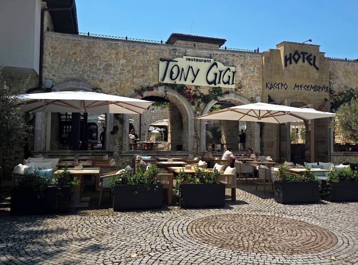 Restaurant Tony Gigi met terras en een gevel van natuursteen.