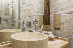Een douche, gratis toiletartikelen, een haardroger, handdoeken