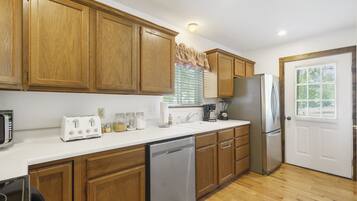Condo, Multiple Beds, Patio | Private kitchen | Fridge, microwave, oven, stovetop