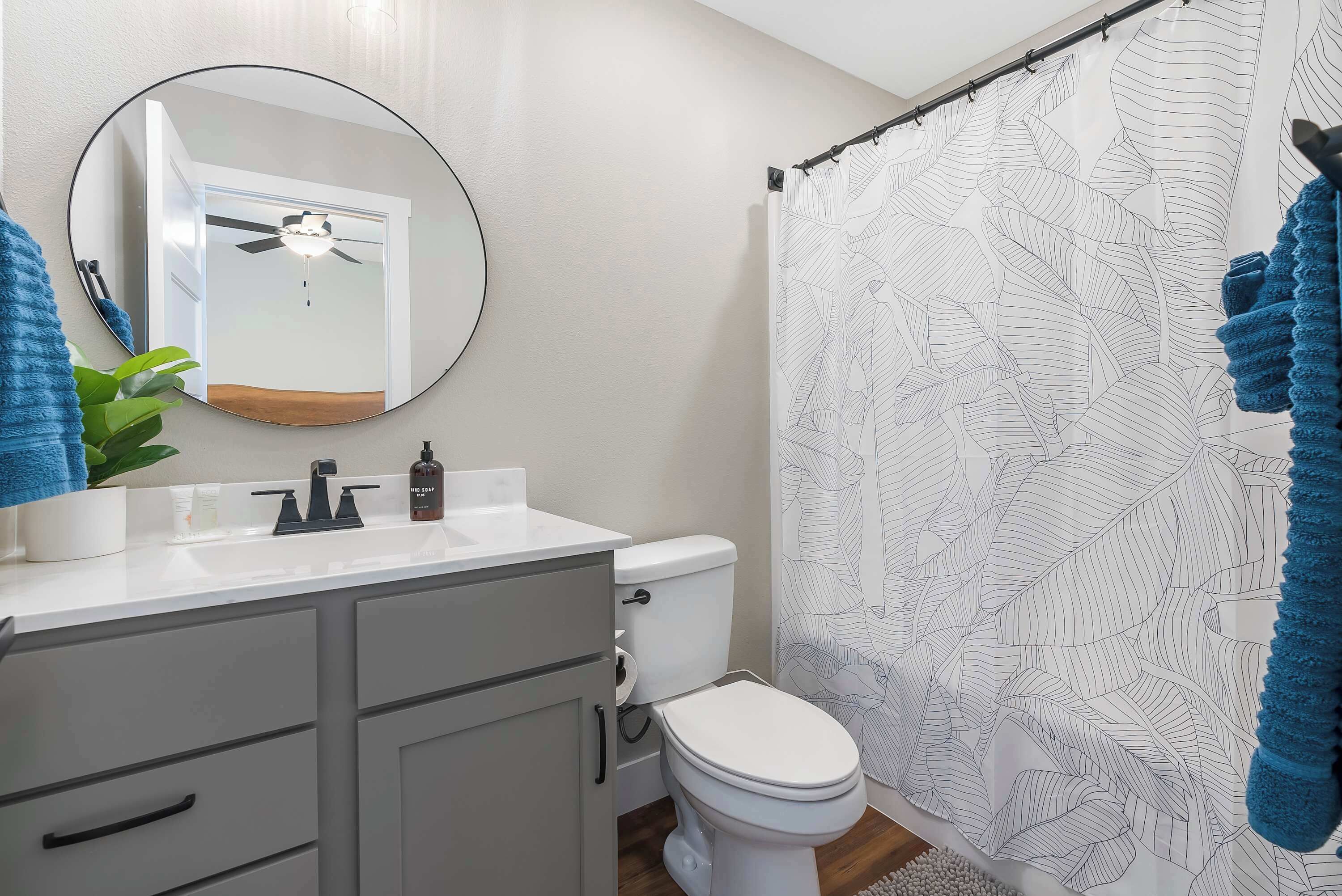 Un baño con inodoro, lavabo y espejo.