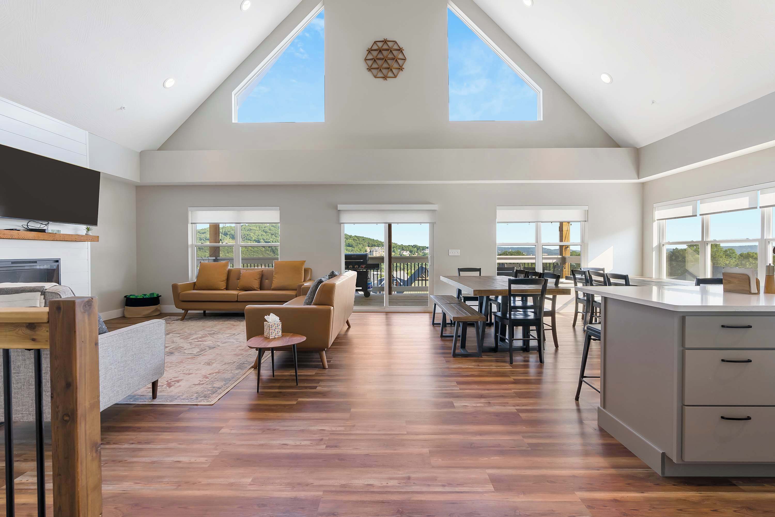 ハウス ベッド (複数台) パティオ マウンテンビュー (Ingallview at Branson Cove) | リビング エリア | 42 インチの薄型テレビ (デジタル放送視聴可)、暖炉