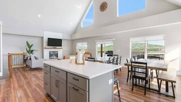 House, Multiple Beds, Patio, Mountain View (Ingallview at Branson Cove) | Dining