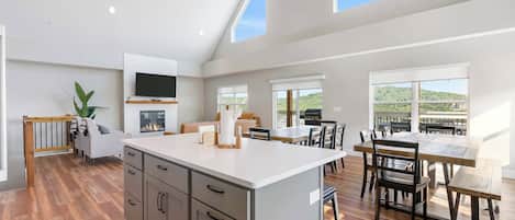 House, Multiple Beds, Patio, Mountain View (Ingallview at Branson Cove) | Dining