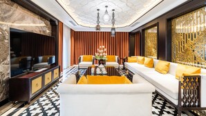 Un salon moderne avec un canapé, un téléviseur et des éléments de décoration.