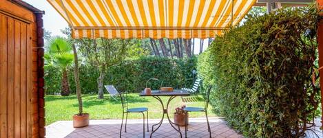 屋外ダイニングエリア