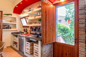 Un four, surface de cuisson, lave-vaisselle