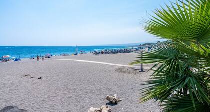 GuestHost - Naxos Seaside Apt with Gardens, Parking and Pool