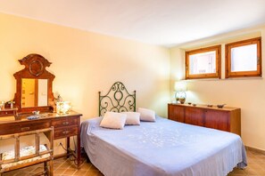 3 slaapkamers, een strijkplank/strijkijzer, wifi, beddengoed