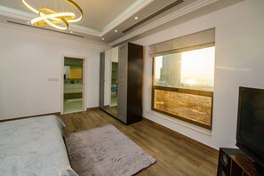 4 Schlafzimmer, Schreibtisch, Bügeleisen/Bügelbrett, Reisekinderbett