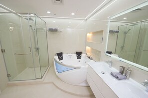 Badewanne, Whirlpool, Haartrockner, Bidet