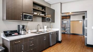 Kjøleskap, mikrobølgeovn, ovn og kokeplater