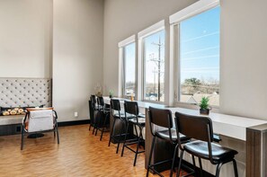 Dining - Top floor condo, King bed, great location! (Traverse City)