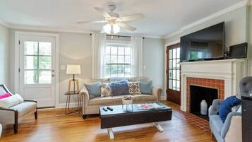 Smart TV, perapian, dan kantor