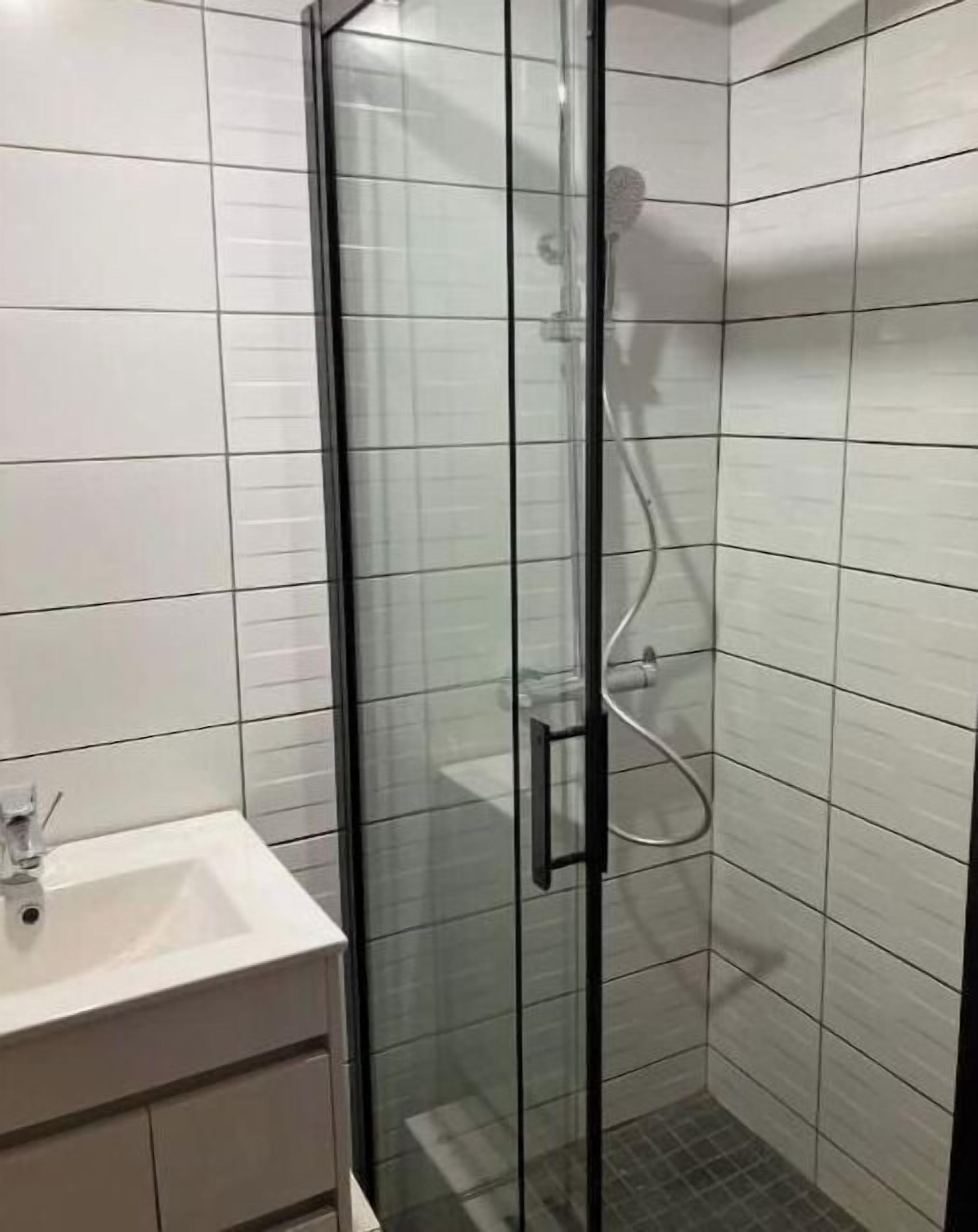 Douche, sèche-cheveux
