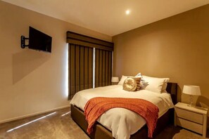 3 bedrooms, desk, iron/ironing board, WiFi