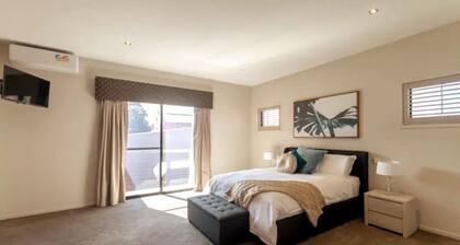 Stylish Retreat Steps from Geelong Waterfront