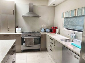 冰箱、微波炉、烤箱、炉灶