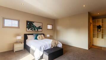 3 bedrooms, desk, iron/ironing board, WiFi