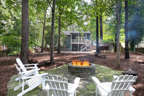 Modern 3-Bed Raleigh Home, Minutes to NCSU & Downtown, Large Backyard + Firepit