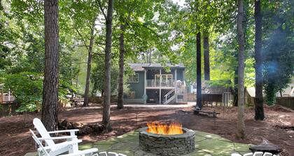 Modern 3-Bed Raleigh Home, Minutes to NCSU & Downtown, Large Backyard + Firepit