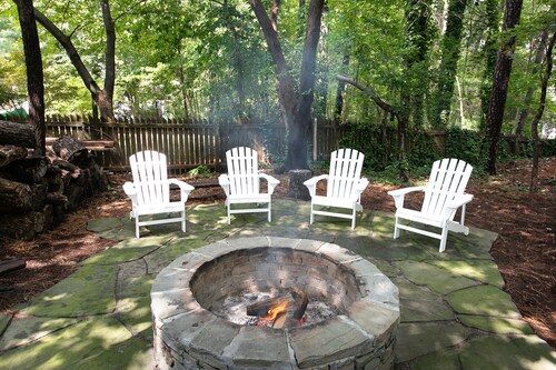 Modern 3-Bed Raleigh Home, Minutes to NCSU & Downtown, Large Backyard + Firepit