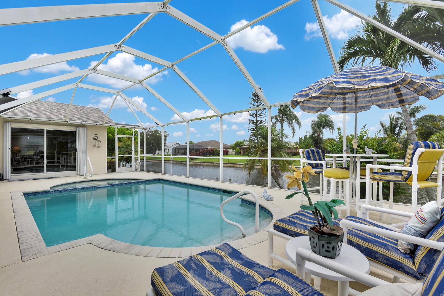 Suite of Dreams - 3 Bed/2 Bath Electric Heated Pool/Spa Home in SE Cape Coral