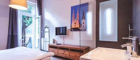 3 slaapkamers, een strijkplank/strijkijzer, gratis wifi, beddengoed