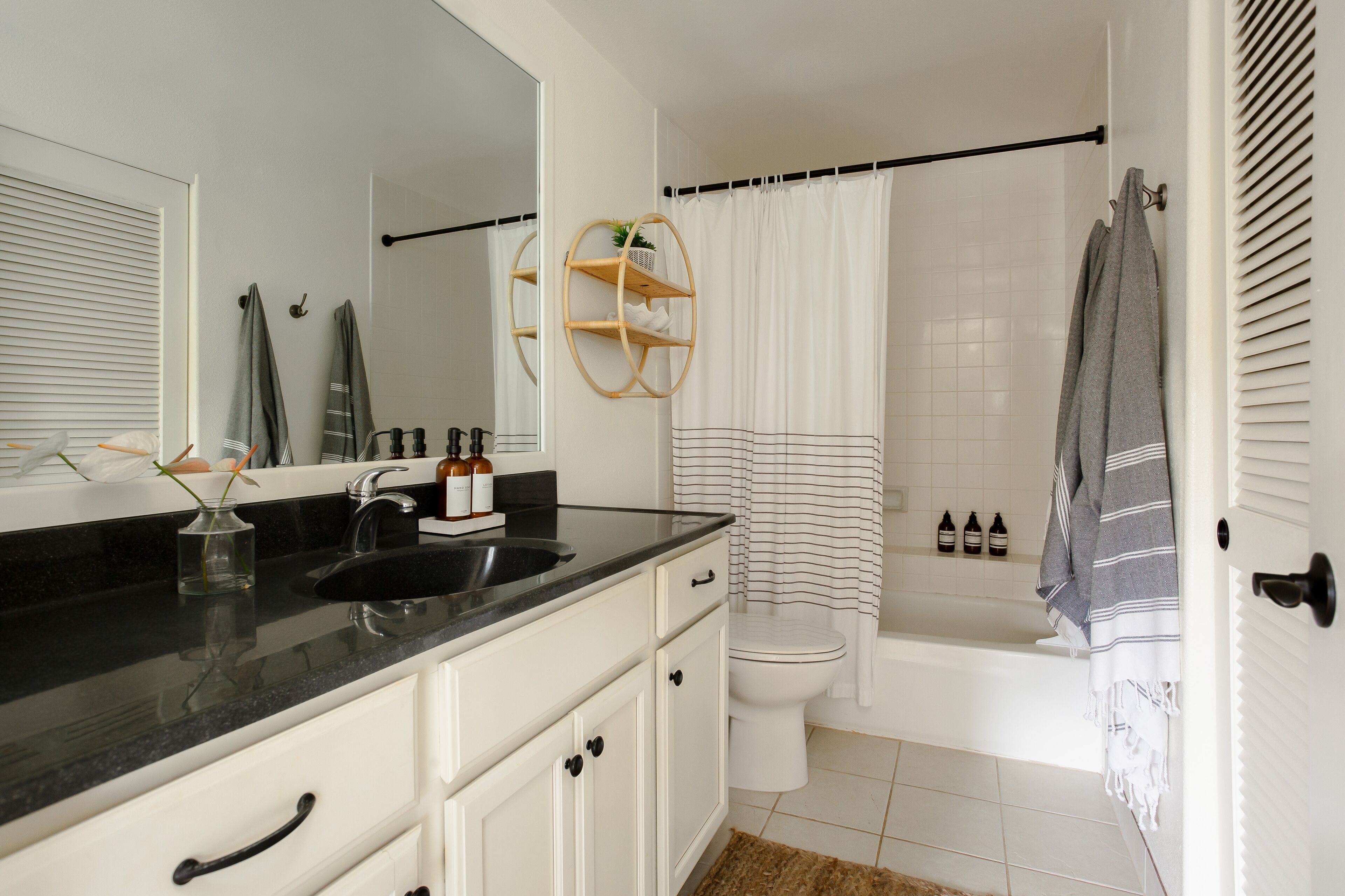 Combined shower/tub, hair dryer, towels