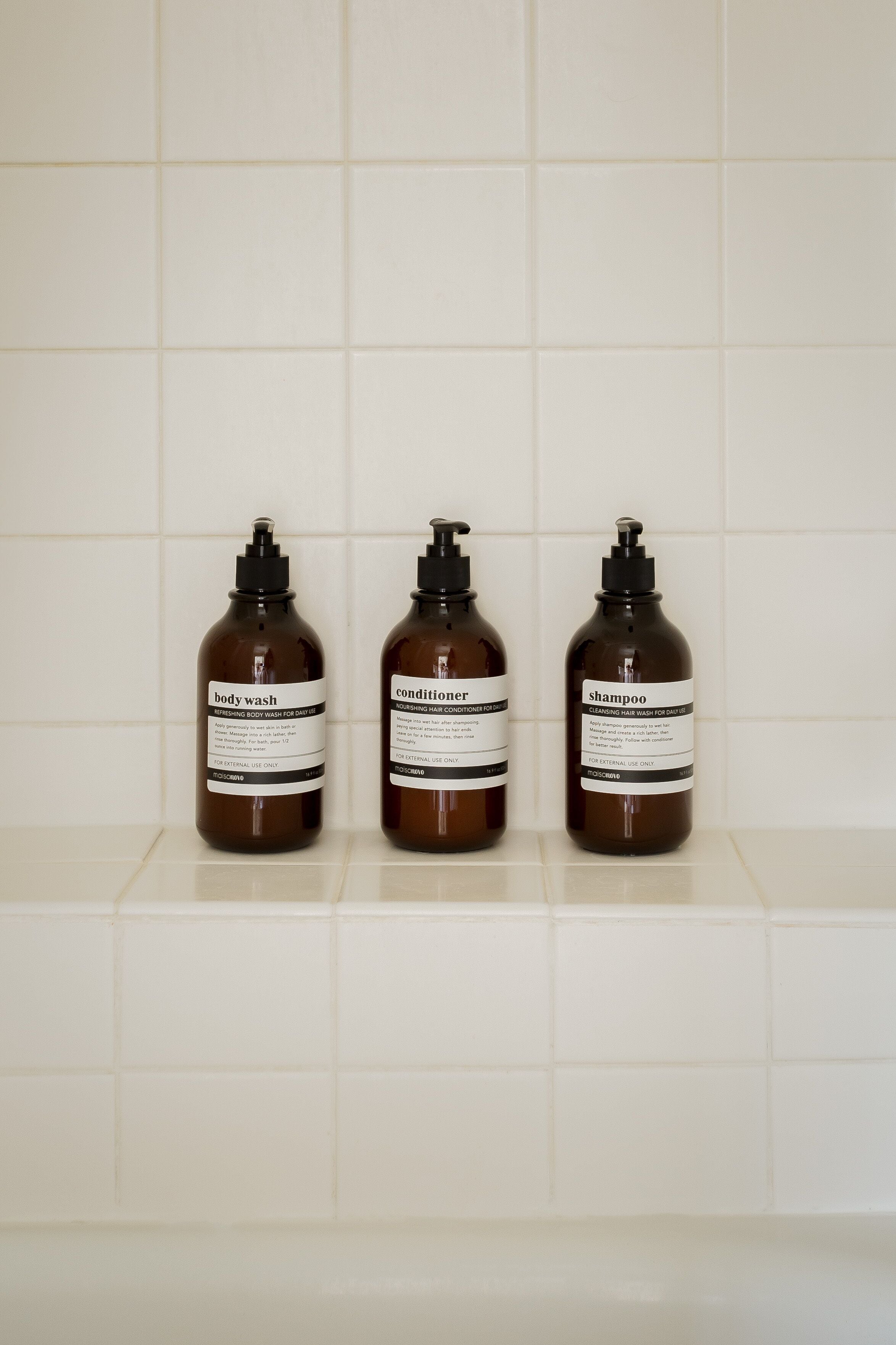 Combined shower/tub, hair dryer, towels