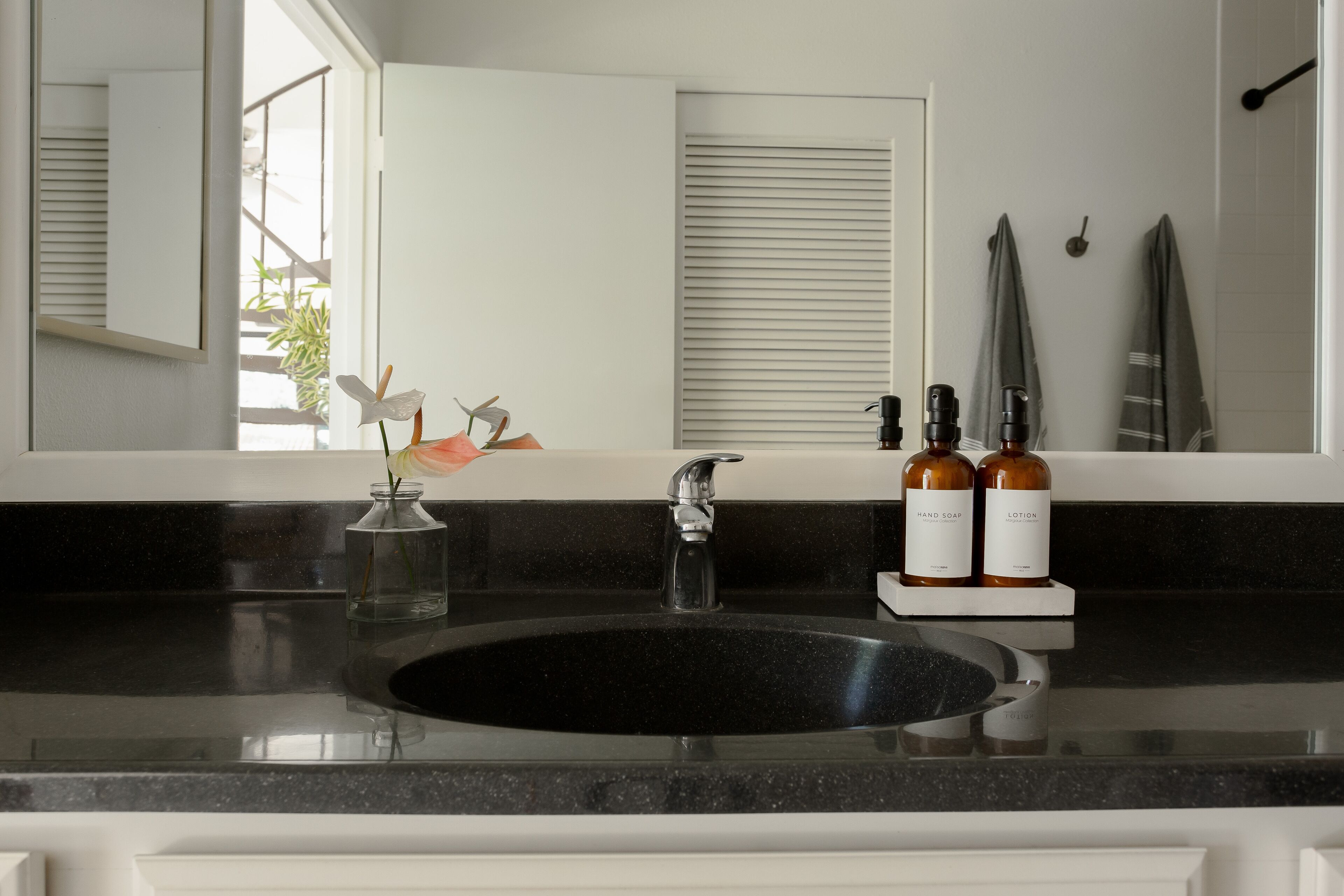 Combined shower/tub, hair dryer, towels