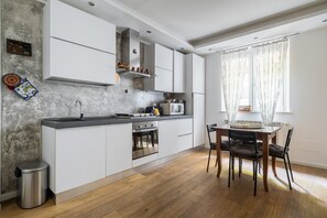 Kühlschrank, Mikrowelle, Ofen, Geschirrspüler