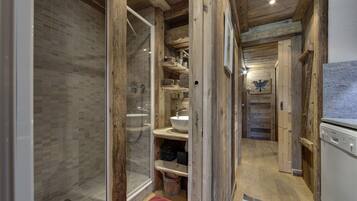 Douche, articles de toilette écologiques, sèche-cheveux