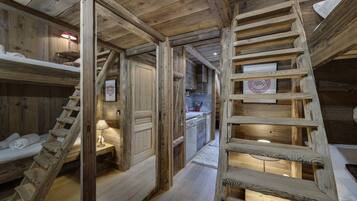 2 chambres, coffres-forts dans les chambres, fer et planche à repasser