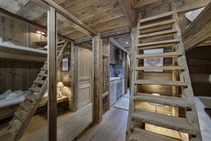 2 عدّة غرف نوم وخزنة داخل الغرفة ومكواة/لوح كي وسرير سفر