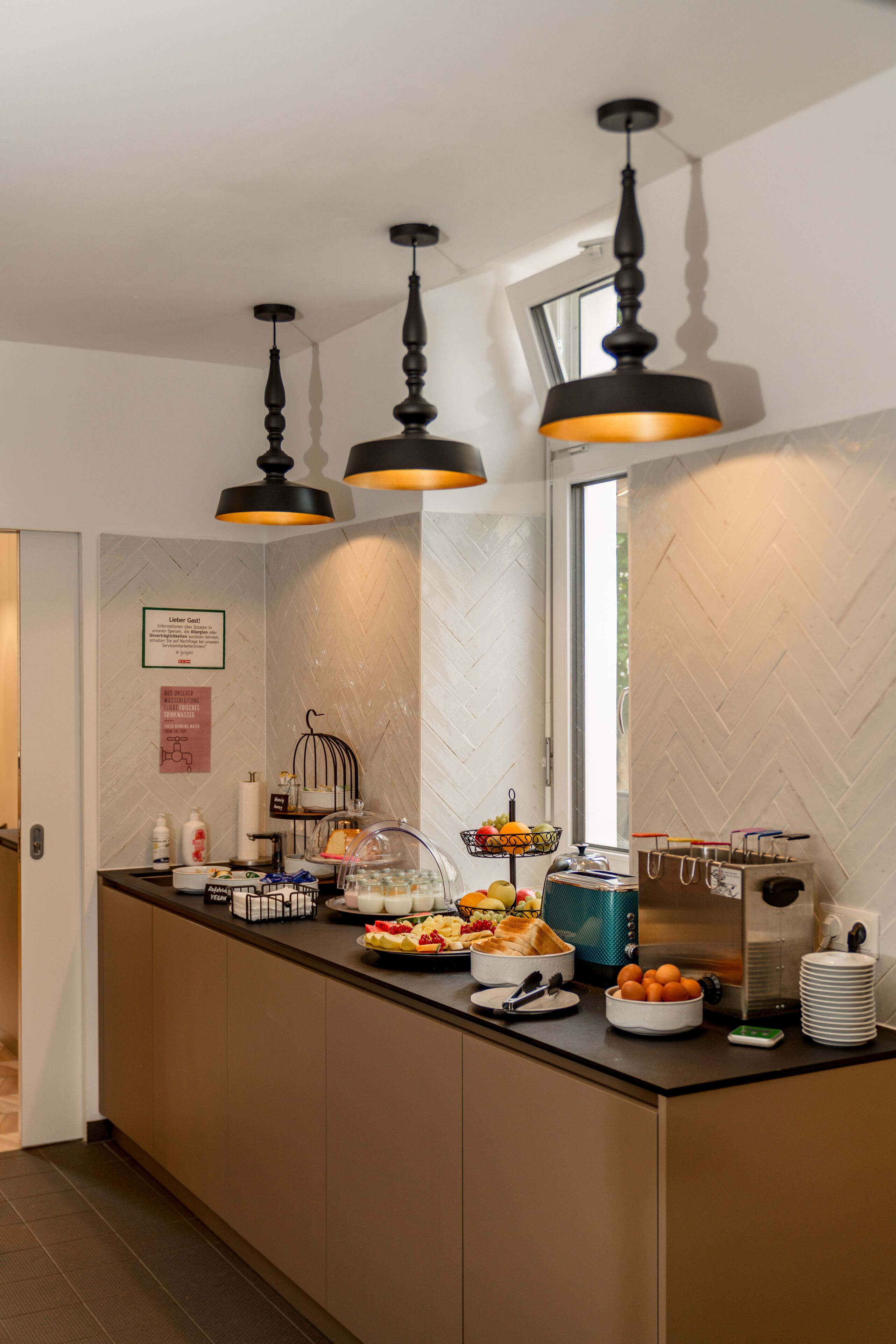 Una cocina moderna con una encimera amplia, diversos alimentos y una máquina de café.
