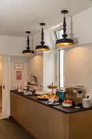 Una cucina moderna con un lungo bancone, diversi prodotti alimentari e una macchina per il caffè.