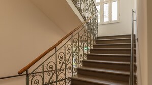 A staircase with ornate metal railings and wooden steps. - Villa Elisa (Salzburg)