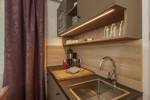 Appartement Standard | Cuisine privée | Réfrigérateur, micro-ondes, plaque de cuisson, bouilloire électrique